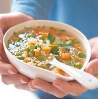 Soupe de légumes de printemps à l’orge perlé